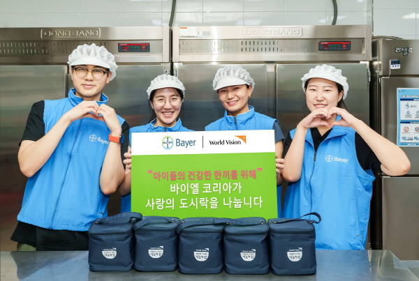 ▲ 바이엘 코리아는 지난 29일부터 3일간 임직원 40여명이 은평구에 위치한 월드비전 서부 사업소에서 결식아동을 위한 사랑의 도시락 봉사활동에 참여한다고 밝혔다.