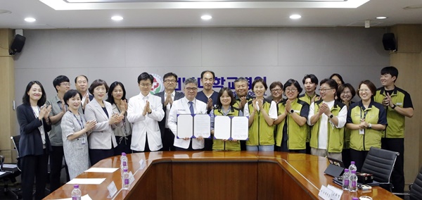 ▲ 전남대병원과 보건의료산업노조 전남대학교병원지부는 지난 7일 노사협약 조인식을 갖고 2023년 임금단체협상안에 최종 합의했다. 