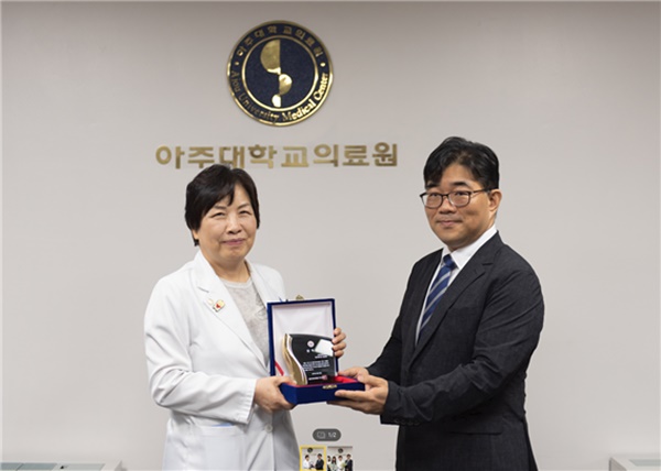 ▲ 용인시의사회 이동훈 회장은 지난달 30일 아주대의료원 박해심 의료원장을 방문해 감사패를 전달했다. 