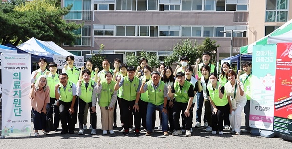 ▲ 한림대성심병원은 지난 8일 경기남부금연지원센터와 함께 안산시 고향마을 아파트 단지 내에서 러시아 사할린 귀국 동포 어르신 102명을 대상으로 무료건강검진을 실시했다.