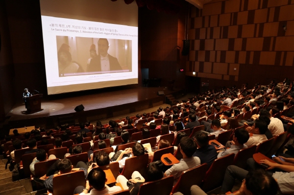 ▲ 동화약품이 전 임직원 대상으로 서울성모병원 성의회관 마리아홀에서 동화약품 지식경영의 대표 프로그램인 ‘동화특강’을 개최했다