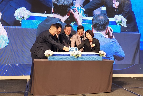▲ 대한신경과의사회는 17일 창립 20주년 기념 2023년 제39회 추계 학술대회’를 개최했다. 창립 20주년을 맞아 윤웅용 회장과 주요 내빈이 떡 커팅을 하고 있다.