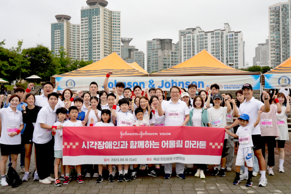 ▲ 존슨앤드존슨비전이 한국얀센ㆍ존슨앤드존슨메드테크코리아ㆍ얀센백신 등 한국존슨앤드존슨 계열사와 함께 지난 16일 뚝섬 한강공원에서 열린 ‘제9회 시각장애인과 함께하는 어울림 마라톤 대회’에 참가했다