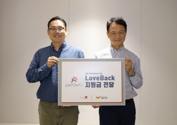▲ 한국룬드벡은 지난 20일 ‘치매극복의 날(9월21일)’을 맞아 시립고덕양로원에서 저소득 및 치매 어르신들의 장수 사진 촬영을 지원하기 위한 기부금 1000만 원을 사단법인 ‘해피기버’에 전달했다.