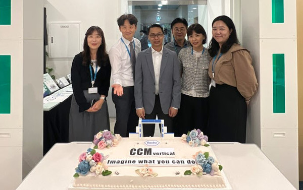 ▲ 한국로슈진단은 20일 대치동 본사에서 새로운 수송 모듈 장비인 CCM Vertical(버티컬) 출시를 기념해 사내 축하 행사를 개최했다