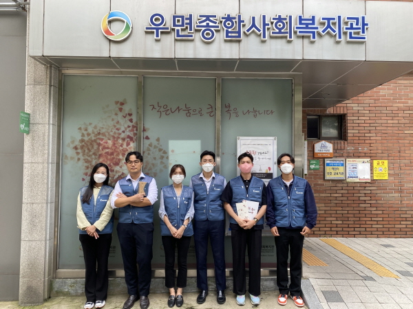 ▲ 유영제약은 지난 21일 서울 서초구 우면종합사회복지관에서 저소득층 독거노인들을 대상으로 9월 무료급식 봉사활동을 펼쳤다고 밝혔다.