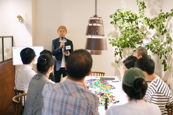 ▲ 한국아스텔라스제약은 ‘혈액암 인식의 달(Blood Cancer Awareness Month)’을 맞아 급성백혈병 환자 및 보호자의 삶을 보다 깊이 이해하고 희망을 나누기 위한 I AM LIVE 캠페인의 일환으로 온라인 사진전 ‘I AM LIVE展’ 및 토크콘서트를 개최했다