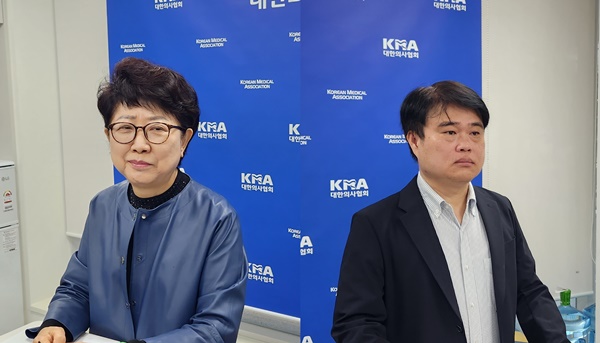 ▲ 박인숙 교수(왼쪽)와 임현택 회장.