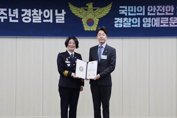 ▲ 구은영 안양동안경찰서장(왼쪽)이 이승대 행정부원장에게 감사장을 전하고 있다.