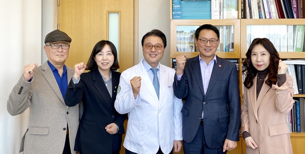 ▲ 서울시병원회이 20일 국민건강보험관리공단 서울-강원본부 임원진의 방문을 받고 양 단체 간 현안을 주제로 논의했다.