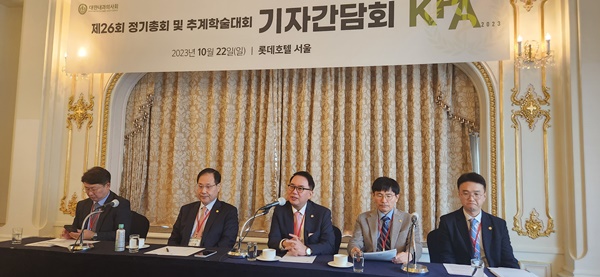 ▲ (왼쪽부터)은수훈 총무이사, 이정용 부회장, 박근태 회장, 김태빈 보험정책단장, 조승철 공보이사.