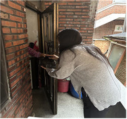 ▲ 메디체크 한국건강관리협회 서울강남지부는 지난 19일 송파구 위례동, 마천동 지역 독거 어르신 가정에 방문, 밑반찬을 배달했다. 
