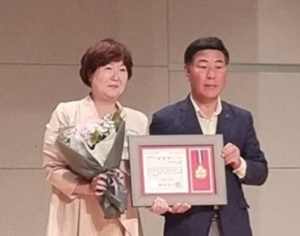▲ 한양대구리병원 사회복지팀 임경숙 계장(왼쪽)이 국회의원 윤호중 표창을 수상했다.