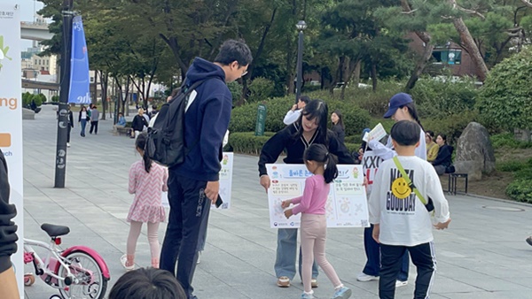 ▲ 연세대 간호대학 GKNF서포터즈의 학생들이 23일 세계 손씻기의 날을 맞아 손씻기 캠페인을 진행했다.