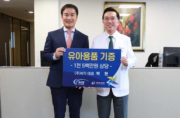 ▲ 박현 대표(왼쪽)과 김우경 병원장.