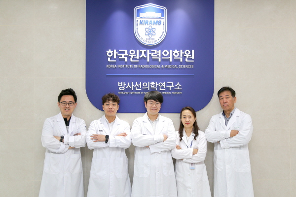 ▲ 한국원자력의학원 박지애ㆍ강충모ㆍ이용진 박사 연구팀이 뇌종양을 정밀하게 진단할 수 있는 방사성의약품을 세계 최초로 개발했다