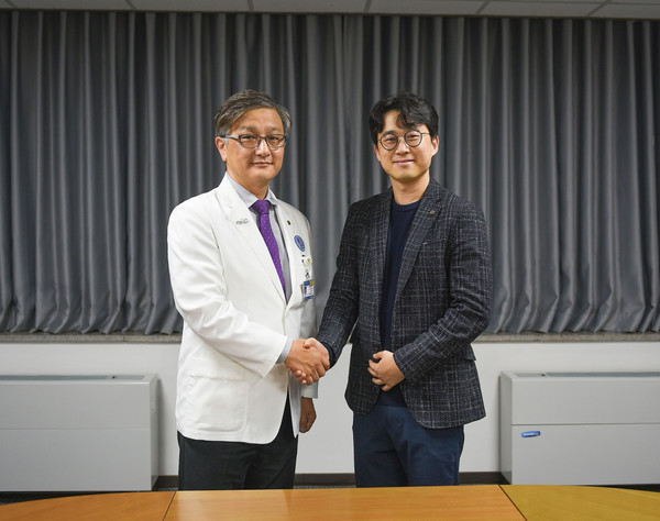 ▲ 아주대병원과 카카오브레인이 지난 26일 업무 협약을 체결했다. (왼쪽부터)임상현 아주대의료원 기획조정실장, 김일두 카카오브레인 대표