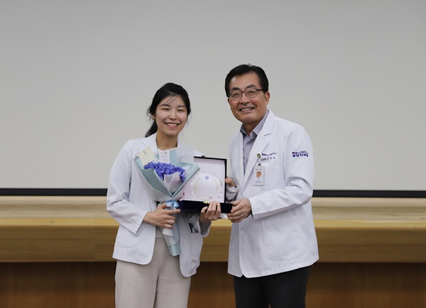 ▲ 김영탁 병원장(사진 오른쪽)과 정모경 교수가 환자경험 우수 의사 1위 수상 후 기념촬영을 하고 있다.