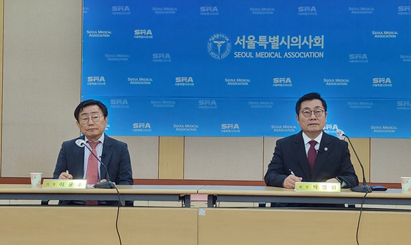 ▲ 이윤수 의장(왼쪽)과 박명하 회장.