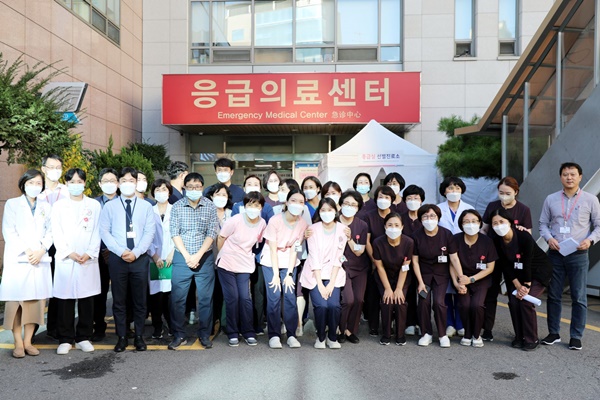 ▲ 한림대강남성심병원 교직원들이 소방훈련을 마치고 기념촬영을 하고 있다.