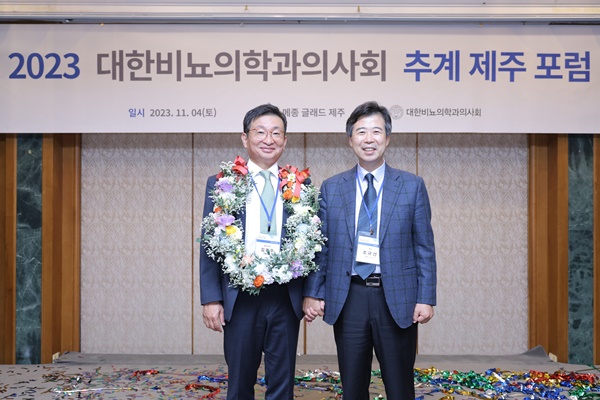 ▲ 김용우 차기회장(왼쪽)과 조규선 회장.