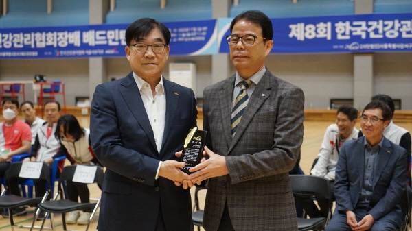 ▲ 한국건강관리협회 서울서부지부는 지난 5일(일) 제8회 한국건강관리협회장배 배드민턴대회를 성공리에 마쳤다고 밝혔다.