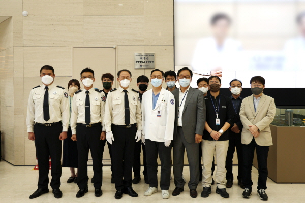 ▲ 계명대학교 동산병원이 소방훈련 경진대회에서 최우수상을 수상해 9일, 병원 1층 로비에서 현판식을 개최했다.