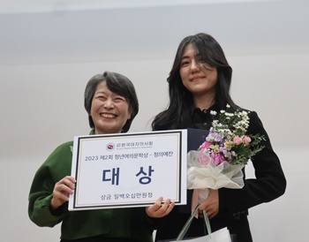 ▲ 백현욱 회장(왼쪽)과 최윤형 교수.