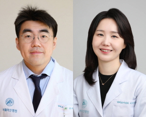 ▲ 송우정 교수(왼쪽)와 이지향 교수