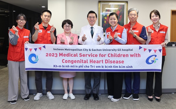 ▲ 가천대 길병원은 베트남 현지 의료봉사를 앞두고 16일 병원장실에서 김우경 병원장 및 봉사단 등이 참석한 가운데 출정식을 개최했다.