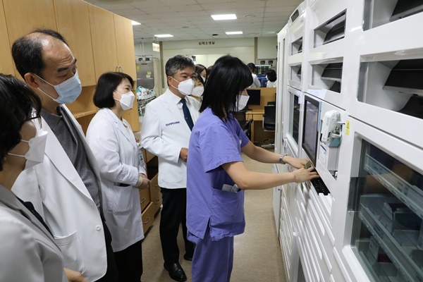 ▲ 전남대병원 응급의료센터가 정확하고 신속하게 약품을 투여하는 등 효율적으로 약품관리가 가능한 전자동약품분배캐비닛 시스템을 도입했다.