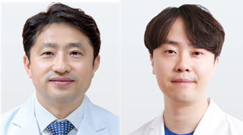 ▲ 복수경 교수(왼쪽)와 류현우 전공의