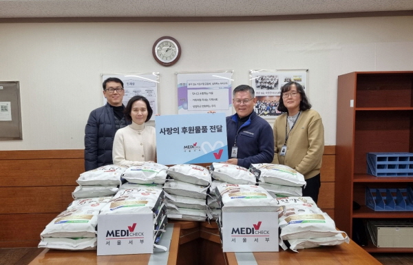 ▲ 한국건강관리협회 서울서부지부는 지난 30일(목) 성산푸른초장 주간보호시설 등 총 4곳에 사랑의 쌀을 전달했다