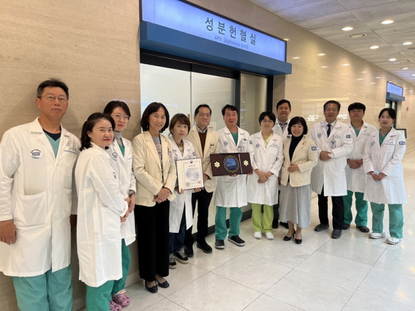 ▲ 가톨릭대학교 서울성모병원 혈액원이 대한수혈학회/국립장기조직혈액관리원 공동심포지엄에서 우수 혈액원 표창을 수상했다. 