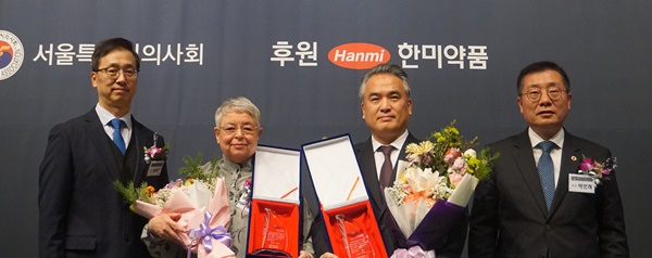 ▲ 한미약품ㆍ서울시의사회 공동 제정한 제22회 ‘한미참의료인상’을 배현정 전진상의원 원장과 서울시의사회 의료봉사단이 수상했다.