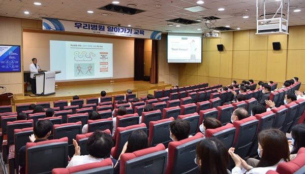 ▲ 김인영 진료처장이 ‘Reset Hwasun(리셋 화순)’을 주제로 우리병원 알아가기 프로그램 첫 번째 교육을 진행하고 있다. 