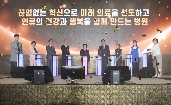 ▲ 5일 송도컨벤시아에서 열린 가천대 길병원 뉴비전 선포식에서 이길여 가천길재단 회장(가운데), 도성훈 인천시교육감(가운데 오른쪽), 이태훈 의료원장(가운데 왼쪽), 김우경 병원장(왼쪽에서 세 번째)을 비롯해 의사, 간호사, 환자, 자원봉사자, 가천누리(장애인 기업) 등 각계 시민들이 참석한 가운데 터치버튼 기념식을 갖고 있다. 