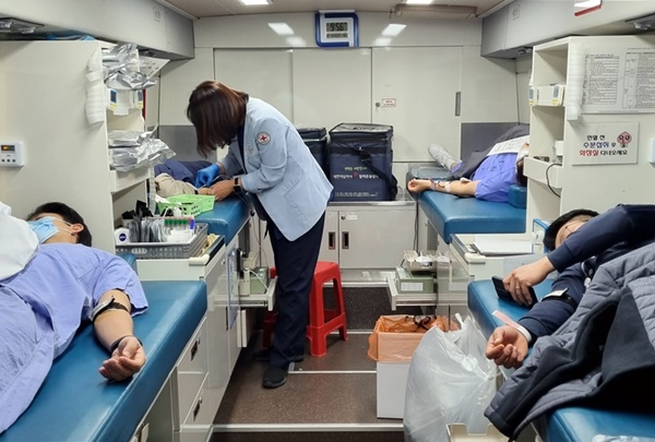 ▲ 화순전남대병원 응급실 앞에 배치된 대한적십자사 광주전남혈액원 이동식 차량에서 직원들이 헌혈하고 있다. 