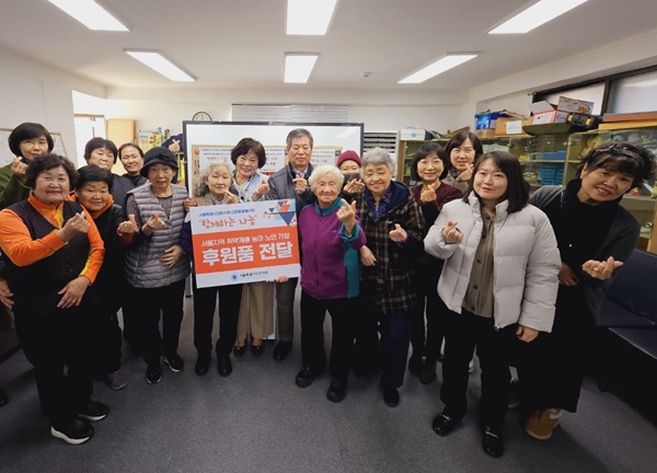 ▲ 서울특별시간호사회 간호돌봄봉사단은 지난 4일 서울특별시농아노인회를 통해 서울지역 저소득, 독거 농아어르신들에게 후원물품을 전달했다.