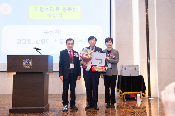▲ 서홍관 원장이 서울대학교 보건대학원으로부터 자랑스러운 동문상을 수상했다.