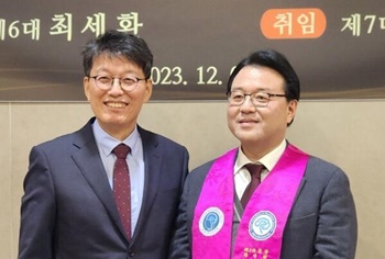 ▲ 최세환 전 회장(왼쪽)과 고도일 회장.