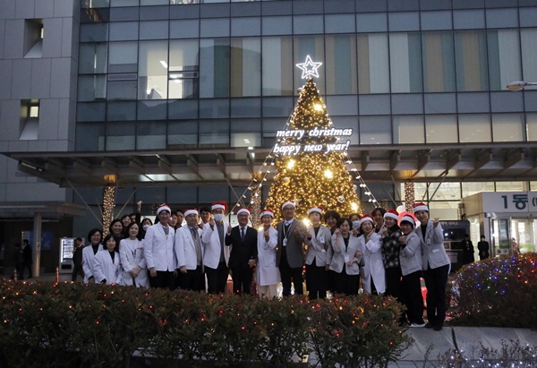 ▲ 전남대병원 본ㆍ분원이 연말을 맞아 환자 쾌유를 기원하는 ‘사랑과 희망 크리스마스 트리’에 불을 밝혔다.