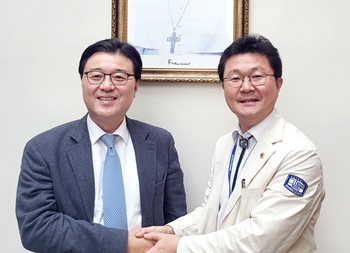 ▲ 고도일 회장(왼쪽)과 배시현 원장.