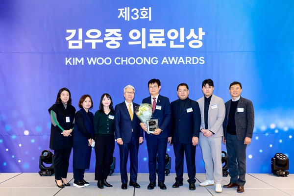▲ 경상북도의사회 이우석 회장이 지난 9일 제3회 김우중 의료인상 시상식에서 ‘김우중 의료봉사상’ 수상의 영예를 안았다.