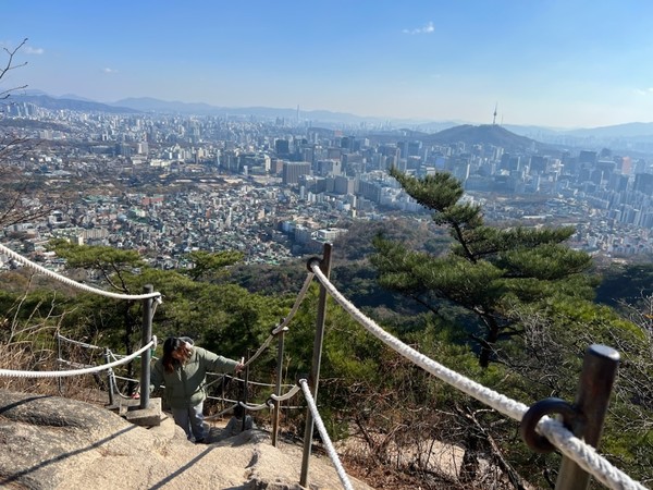 ▲ 등산은 몸이 고되나 마음이 편하다. 인왕산을 오르는 모습.