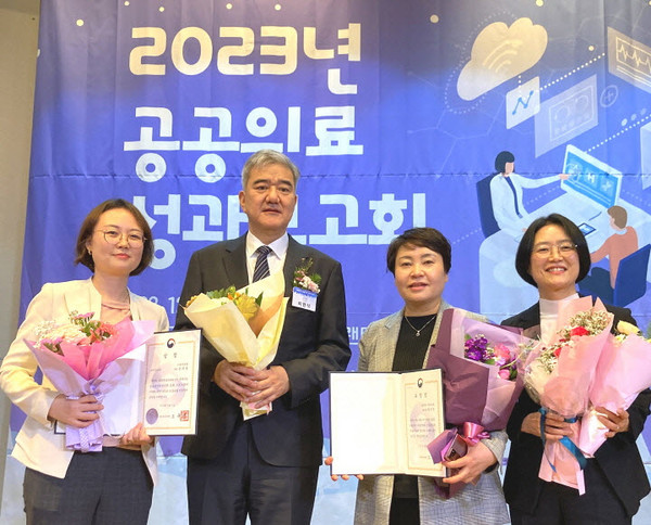▲ 서울특별시 서울의료원이 13일 열린 ‘2023년 공공의료 성과보고회’에서 공공보건의료계획 시행 결과 최우수기관으로 선정돼 보건복지부 장관상을 받았다.