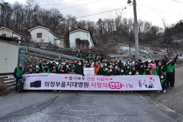▲ 의정부을지대학교병원은 연말을 맞아 이웃과 나눔을 실천하기 위해 연탄 5000장을 동두천연탄은행에 기부하고 연탄 배달 봉사활동을 펼쳤다.