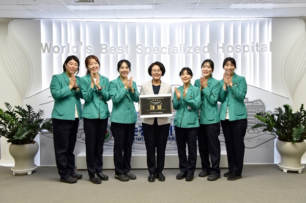 ▲ 순전남대병원 간호교육팀이 ‘2023년 교육전담간호사 지원사업’ 우수사례 공모전에서 병원 우수사례 부문 대상을 수상하고 장은희(가운데) 간호교육팀장 등이 기념 촬영하고 있다.