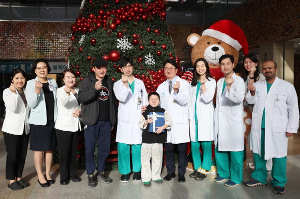 ▲ 서울아산병원은 키르기스스탄에서 의료봉사를 하던 도중 만난 안면화상환자 알리누르가 한국에서 화상 흉터를 제거하고 이마 피부를 이용해 코를 재건하는 2차례에 걸친 대수술을 성공적으로 받았다고 밝혔다.