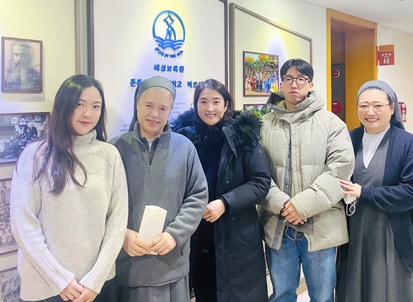 ▲ 보육시설 봉사를 위해 18일 해성보육원을 방문한 가천대 길병원 김진아 신생아집중치료실 수간호사(사진 가운데), 진욱 소아청소년과 교수(오른쪽 두 번째), 김나은 간호사(사진 왼쪽) 등 병원 직원들이 바자회 성금을 전달하고 있다.
